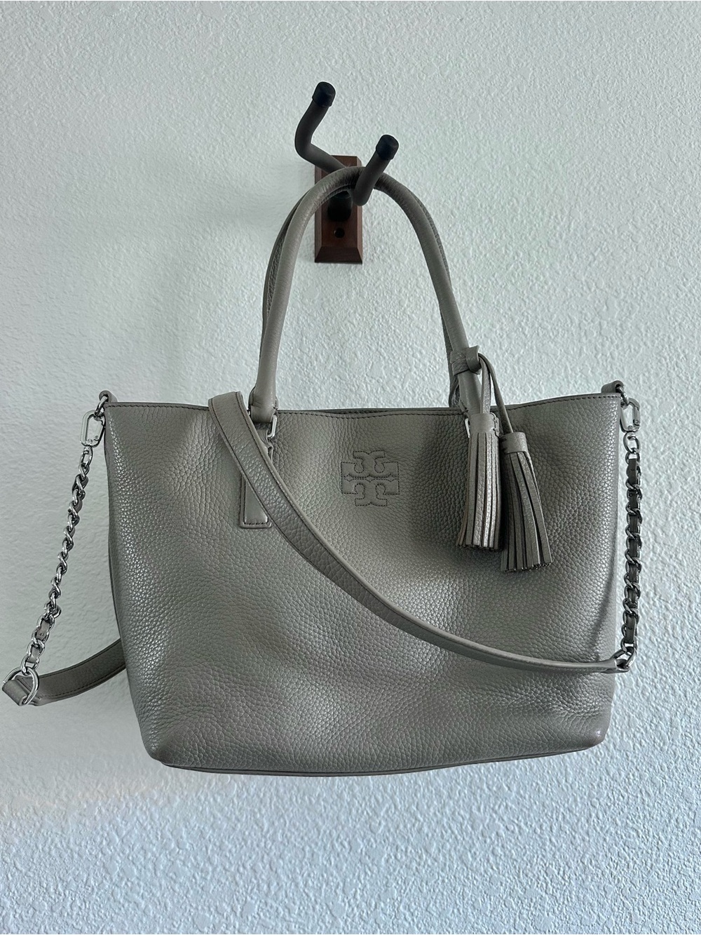 NWT/EUC Tory Burch Center Zipper Zip Satchel Pebbled Leather Gray Taupe MSRP$475